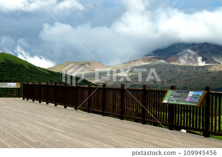 阿蘇的絕景景點「草千里展望台」 火山煙霧升騰的阿蘇中岳景色 阿蘇的絕景景點「草千里展望台」 火山煙霧升騰的阿蘇中岳景色 109945456