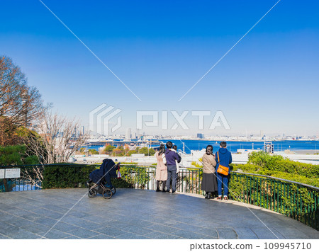 橫濱公園可欣賞到港口的景色 109945710