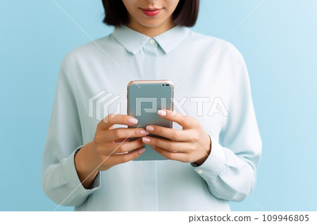 淺藍色背景和智慧型手機女孩 02 淺藍色背景和智慧型手機女孩 02 109946805