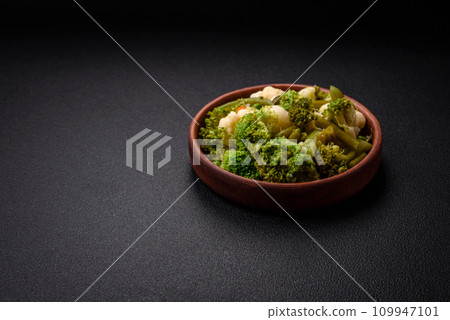 Delicious fresh vegetables steamed carrots, broccoli, cauliflower 109947101