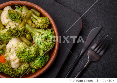 Delicious fresh vegetables steamed carrots, broccoli, cauliflower 109947107