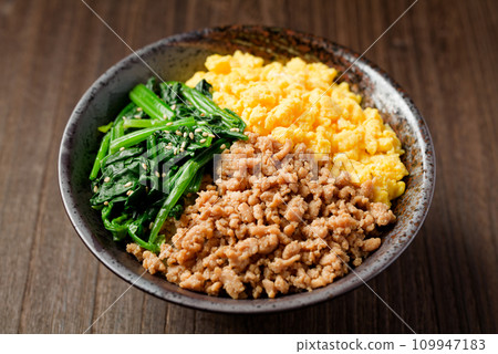 Three-color bowl Three-color bowl 109947183