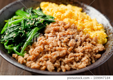 Three-color bowl 109947184