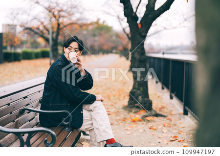 河邊喝咖啡的男人 109947197