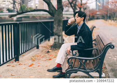 河邊喝咖啡的男人 109947222