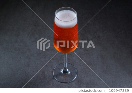 Rosé champagne (sparkling wine) with fine bubbles 109947289