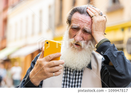 Surprised elderly old man use smartphone loses, bad news, fortune loss, fail outdoors in city street 109947817