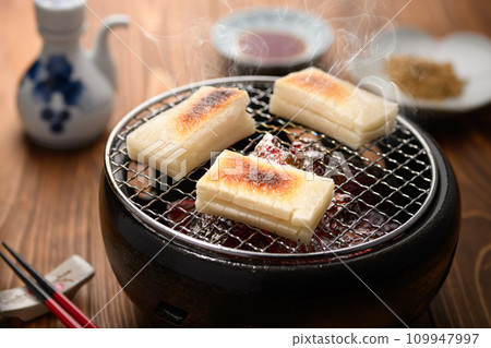 慢慢烘烤切好的麻糬 109947997