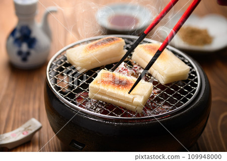 Slowly baked cut mochi Slowly baked cut mochi 109948000