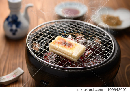 慢慢烘烤切好的麻糬 慢慢烘烤切好的麻糬 109948001