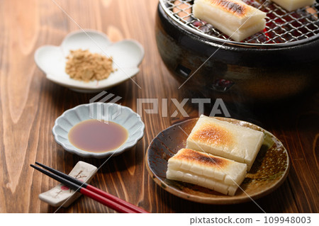 Slowly baked cut mochi Slowly baked cut mochi 109948003