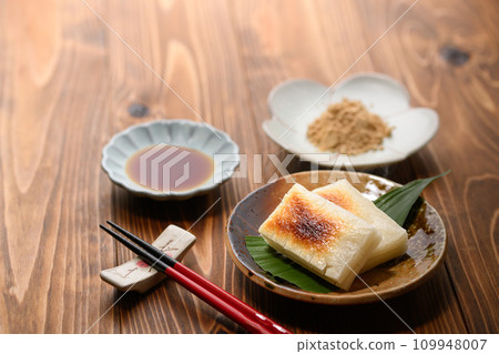 慢慢烘烤切好的麻糬 慢慢烘烤切好的麻糬 109948007