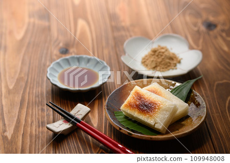 Slowly baked cut mochi Slowly baked cut mochi 109948008