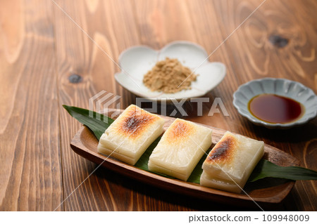 慢慢烘烤切好的麻糬 慢慢烘烤切好的麻糬 109948009