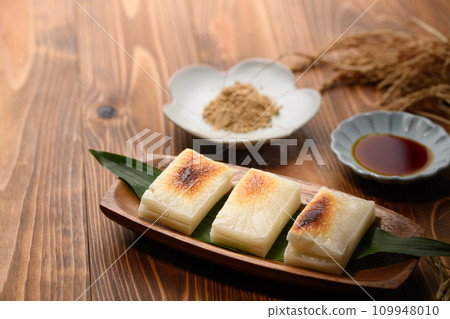 慢慢烘烤切好的麻糬 慢慢烘烤切好的麻糬 109948010