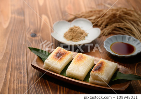 Slowly baked cut mochi Slowly baked cut mochi 109948011