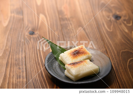 慢慢烘烤切好的麻糬 109948015