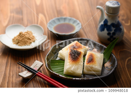 Slowly baked cut mochi Slowly baked cut mochi 109948018