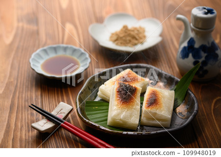 Slowly baked cut mochi 109948019