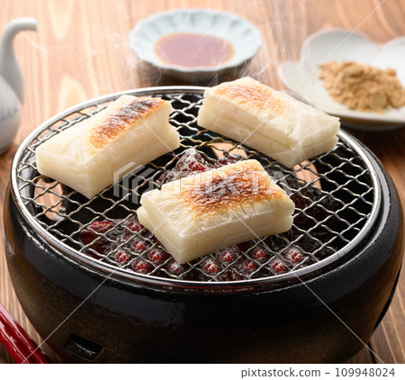 Slowly baked cut mochi 109948024