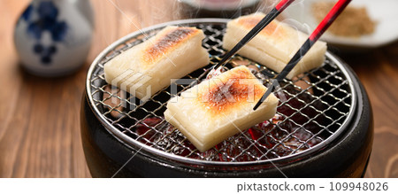 Slowly baked cut mochi Slowly baked cut mochi 109948026