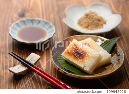 Slowly baked cut mochi Slowly baked cut mochi 109948028