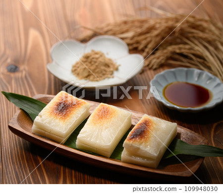 慢慢烘烤切好的麻糬 慢慢烘烤切好的麻糬 109948030