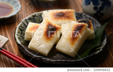 Slowly baked cut mochi Slowly baked cut mochi 109948032