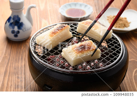 Slowly baked cut mochi 109948035