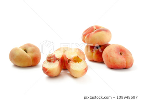 Half and several whole saturn peaches or flat peaches isolated on white background with clipping path.. 109949697
