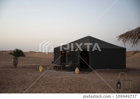 Luxury camp in the Sahara desert 109949737