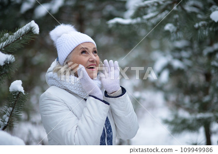 Nice old woman in a fur coat in the winter 109949986