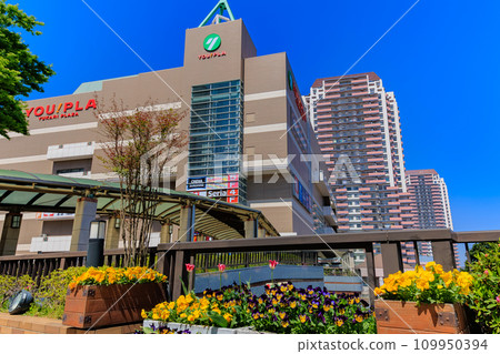 Chiba Prefecture, Sakura City, Yukarigaoka, Yukari Plaza and Sky Plaza Yukarigaoka South Tower 109950394