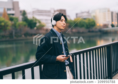 河邊聽音樂的人 109950788