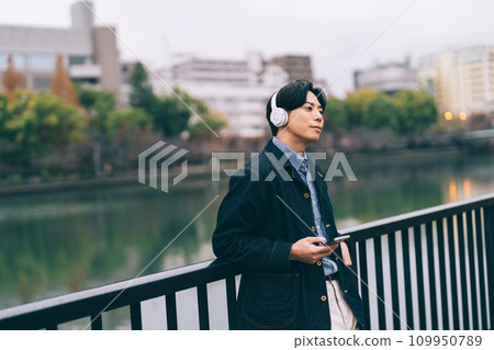 河邊聽音樂的人 109950789