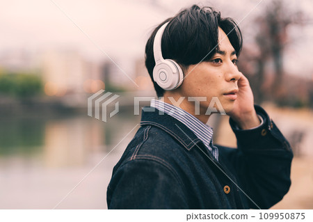 河邊聽音樂的人 109950875