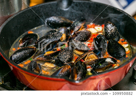 Chef prepares a traditional pasta with sea mussels Chef prepares a traditional pasta with sea mussels 109950882