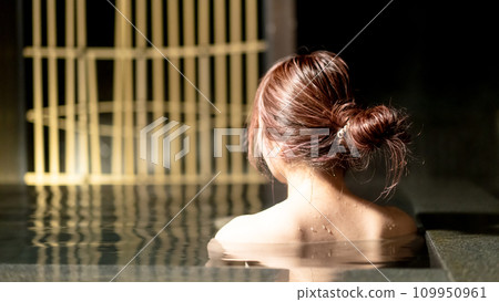 露天浴池的女人 109950961