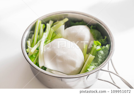Whole turnip in a pot Whole turnip in a pot 109951072