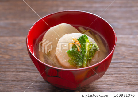 Turnip miso soup 109951076