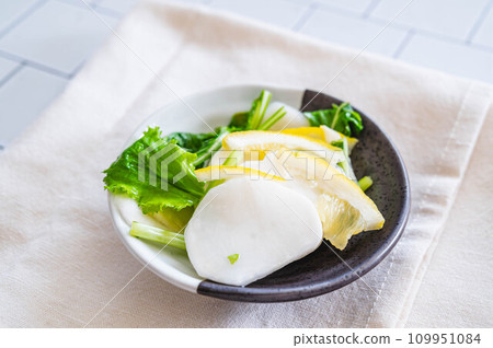 Lightly pickled turnip and lemon 109951084