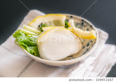 Lightly pickled turnip and lemon 109951087