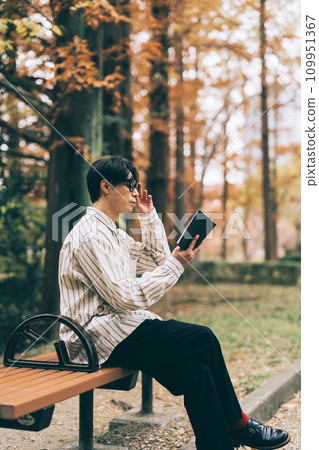 讀一本書的一個人在公園 109951367