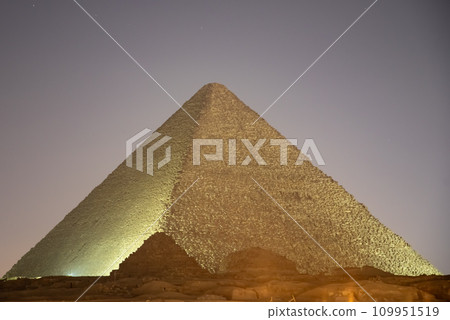 Beautiful scenery of the three great pyramids of Giza in Egypt 109951519