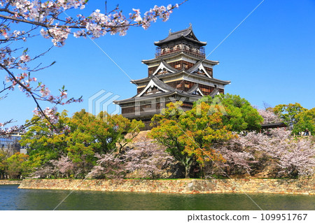 [廣島縣]櫻花盛開的廣島城天守閣 109951767