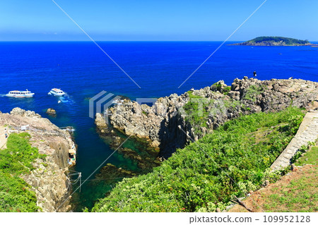 [Fukui Prefecture] Tojinbo and Oshima (Echizen Coast) under fine weather 109952128