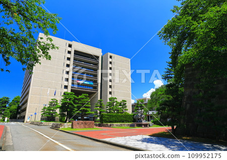 [Fukui Prefecture] Fukui Prefectural Office in sunny weather 109952175