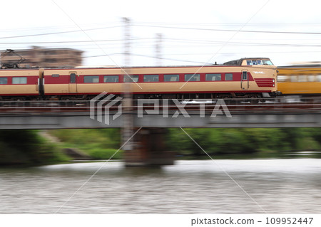 Hakubi Line Limited Express Yakumo: 381 series train (JNR color revival formation) 109952447