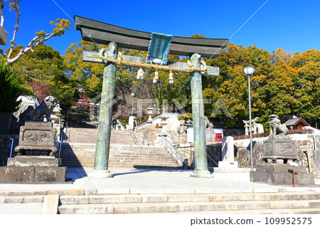 [Yamaguchi Prefecture] The approach to Hofu Tenmangu Shrine in sunny weather 109952575