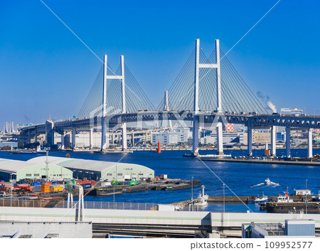 從港景山公園眺望橫濱灣大橋 從港景山公園眺望橫濱灣大橋 109952577